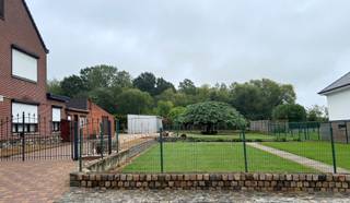 Ruime HALF OPEN BEBOUWING met grote tuin, 3 slaapkamers en garage te koop te Loksbergen (Halen), August Cuppensstraat 46.<br /><br />De woning is gelegen op 12a 2ca en heeft een bewoonbare oppervlakte van +/- 240 m² (bron : epc).<br /><br />Via de voordeur komen we terecht in de inkomhal van de woning, deze geeft toegang tot de woonkamer en aparte keuken die naast de woonkamer ligt.<br />Achter de keuken is een bergplaats met toilet, die toegang geeft tot de veranda. Achter de veranda is er een berging en badkamer met lavabo en douche.<br /><br />De trap in de inkomhal geeft toegang tot de eerste verdieping. Op dit niveau zijn er 3 slaapkamers en een 4de ruimte die kan gebruikt worden als berging of mogelijk in de toekomst als ruimte voor een badkamer. De zolder is bereikbaar via een luik.<br /><br />Er is een ruime tuin naast de woning.<br /><br />EPC : 737, label F<br />De woning is niet-asbestveilig<br />De elektriciteit is niet conform<br />Verwarming : beneden individuele kachels op stookolie<br /><br />Verkoopprijs : 264.000 €<br /><br />Graag maken wij een afspraak met u voor een bezichtiging van deze woning. Hiervoor kan u ons bereiken op 0476/952.716 of dimitri@alvast.be<br /><br /><br />Alle gegevens zijn louter informatief, onder elk voorbehoud, en voor zover het pand intussen niet verhuurd of verkocht is.<br />Dit pand wordt door ons geplaatst op volgende websites :<br />-www.alvast.be<br />-www.immoscoop.be<br />-www.zimmo.be<br />-www.spotto.be<br />Indien U het pand op andere websites zou aantreffen is dit niet door ons geplaatst en is de info mogelijk niet up-to-date.