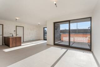 Ontdek het nieuwe, bruisende woonproject, Geel Station Villa Spoorbloem, pal in het levendige centrum van Geel! Met 38 moderne wooneenheden, variërend van studio's tot 1-, 2- en 3-slaapkamer appartementen, bieden wij een divers aanbod voor een breed publiek. Duurzaamheid staat centraal in dit nieuwe project, zonder te moeten inboeten aan comfort. Alle woningen zijn uitgerust met zonnepanelen, vloerverwarming en individuele geothermische warmtepomp. Een e-peil van 20 of lager wordt gegarandeerd. <br /><br />De ideale uitvalsbasis voor wie mobiliteit belangrijk vindt, Geel Station is gunstig gelegen in het hart van het centrum, op enkele minuten stappen van winkelstraten en het station. Voorzien van ruime terrassen en gelijkvloerse tuintjes, bieden onze appartementen een unieke leefomgeving. Bovendien creëren we een oase van rust met een collectieve daktuin, perfect om te ontspannen, te genieten en buren te ontmoeten.<br /><br />Stap de deur uit en betreed een wereld van winkels, cultuur, sport en andere voorzieningen, allemaal op wandelafstand. Pendelaars zullen blij zijn met de vlotte verbindingen naar Antwerpen, Brussel, Lier, Mechelen, Leuven en Hasselt via trein en bus, terwijl de fiets-o-strade voor de deur zorgt voor een veilige, vlotte en snelle verbinding voor niet gemotoriseerd verkeer richting Mol en Herentals. We nodigen je uit om deel uit te maken van dit unieke project en jouw nieuwe thuis te ontdekken in Geel Station Villa Spoorbloem!<br /><br />Meer informatie? Contacteer ons via 014 48 24 78 of check matexi.be/geel-station.