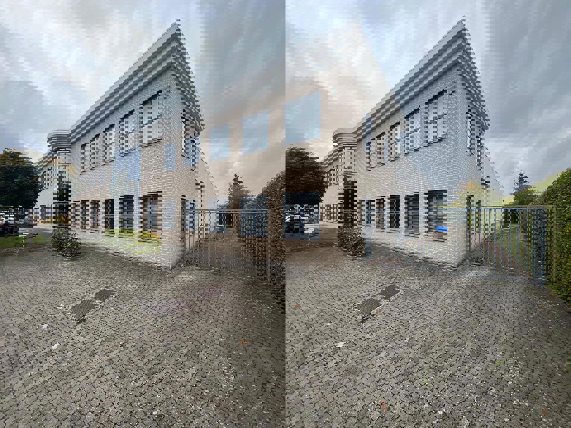 Kontich: magazijn 620m² met kantoor en buiten stockage - foto 1