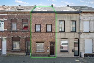<p><span>Solide woning met twee slaapkamers, gelegen in een rustige buurt. Bij het betreden van de woning komt u in een aangename leefruimte die naadloos overgaat in de open keuken en eetplaats. Deze open indeling zorgt voor een gezellige sfeer en veel natuurlijk licht. Vervolgens kunnen we op de eerste verdieping twee slaapkamers terugvinden. De badkamer is uitgerust met een ligbad, een wastafel en een toilet. Op de bovenverdieping bevindt zich een ruime zolder die mits inrichting perfect kan dienen als extra slaapkamer, bureau of hobbyruimte. De woning wordt verwarmd met gaskachels en biedt dankzij de degelijke structuur heel wat potentieel voor wie op zoek is naar een betaalbare woning met uitbreidingsmogelijkheden. Een ideale opportuniteit voor starters of wie graag een woning naar eigen smaak wil afwerken. Het dak werd in 2019 vernieuwd en geïsoleerd. </span></p><p><span> </span></p><p><span>Voor meer informatie of een bezoek, contacteert u Luc van Immo Zone op het nummer 0492/ 46.12. 10. </span></p><p><span> </span></p>
