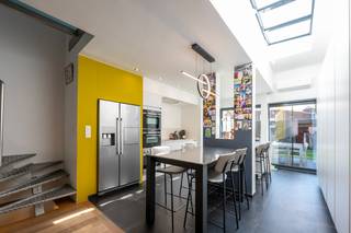 Deze instapklare woning is gelegen in een rustige straat. Via de inkom met vestiaire en opbergruimte toegang naar de lumineuze woonkamer en eetkamer met mooie parketvloer. Een moderne uitgeruste keuken met mooie stenen vloer. Hier is een grote lichtstraat waardoor het hier super gezellig vertoeven is. Grote schuiframen geven toegang naar het zonne-terras en de mooie tuin. Achter in de tuin een ruim tuinhuis. Hier ook toegang naar een pad waar je met de fietsen binnen kan en met je vuilcontainers. Via de moderne stalen trap kom je op de verdieping. Hier de master slaapkamer met airco en aanpalend de dressing. Een ruim kantoor, uiteraard ook te in te richten als slaapkamer. Een grote ruime badkamer met ligbad, dubbele lavabo, toilet en aparte douche. Een vaste trap naar de tweede verdieping waar er twee gezellige kinderkamers zijn. Er is een functionele en bruikbare kelder voor veel opbergruimte en een aparte wasruimte. Deze eigendom heeft veel ruimte, veel licht, EPC A, asbestveilig, ARAI conforme keuring elektriciteit. Mooie zonne-terras, leuke tuin, toegang voor fietsen......kortom dit is de ideale woning wie stijlvol wil wonen! Een absolute aanrader! Meer info www.domus-immobilien.be. Wilt u een bezoek inplannen e-mail dan naar Irene@domus-immobilien.be of bel 0475/653581. <br />