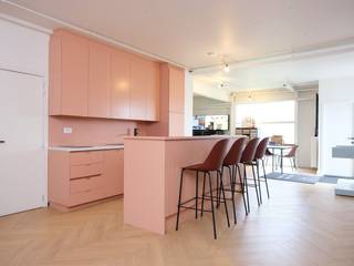 Bedrijfsgebouw op zichtlocatie langs de Ring/R32 te Roeselare.* Gelijkvloers:&gt; Showroom/kantoor van ca. 180m²:- 2 vergaderzalen, waarvan 1 grote vergaderzaal met veel lichtinval en 1 kleinere vergaderzaal- toonzaal/kantoor- sanitair en douche&gt; Loods/stockageruimte van ca. 295m²- Gedeelte van ca. 63m²: hoogte van ca. 2,7m (onder kantoor), poort van ca. 3mBx2mH- Gedeelte van ca. 87m²: hoogte van ca. 5,5m, poort van ca. 3,7mBx4,2mH, lichtstraat- Gedeelte van ca. 145m²: hoogte van ca. 3,4m, dubbele deur, lichtstraat, verwarming* Kantoor op 1e verdiep van ca. 240m²- open kantoor met veel natuurlijke lichtinval: systeemplafond met geïntegreerde verlichting, airco en verwarming- apart bureel van ca. 20m² met veel lichtinval- vergaderzaal van ca. 16m² met ingemaakte kasten- keuken- gescheiden sanitairRuime parking op eigen terrein voorzien van laadpunten.