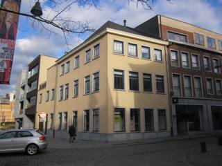 Handelsgelijkvloers, commercieel opvallend gelegen, op de hoek van de Kleine Ring met de Diesterstraat.Het pand omvat een mooie winkelruimte van...
