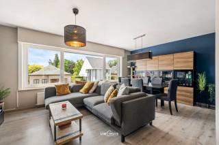 Bent u opzoek naar een instapklare én energiezuinige woning met drie slaapkamers, zolder, tuin én garage in Sint-Niklaas? Lees en kijk dan snel even verder!<br />Deze woning is gelegen in een rustige wijk te Sint-Niklaas. Scholen, winkels en het openbaar vervoer zijn vlakbij. Deze woning heeft een gunstige EPC-waarde met label A (!). Deze woning is voorzien van rolluiken én zonnepalen met een thuisbatterij. Deze woning heeft een bewoonbare oppervlakte van ca. 163 m2. Deze woning is ideaal voor een gezin met kind(eren). <br />Indeling:
Inkomhal met rechtstreeks toegang tot de inpandige garage. Berging/wasplaats met aansluiting voor het wasmachine en de droogkast (incl. een douche). De benedenverdieping geeft rechtstreeks toegang tot de gezellige tuin achteraan, waar u in alle rust kan genieten met familie en vrienden. Op de eerste verdieping is er een lichtrijke leefruimte met deels open keuken. De keuken is volledig uitgerust met alle nodige voorzieningen. Aansluitend is er een veranda met rechtstreeks toegang tot de gezellige tuin achteraan. Op de tweede verdieping zijn er drie volwaardige slaapkamers aanwezig. Een badkamer met ligbad, lavabomeubel en toilet. Een praktische zolderverdieping (met voldoende opbergruimte). <br />Deze instapklare - ruime én energiezuinige woning is vrij vanaf 1 april 2026.