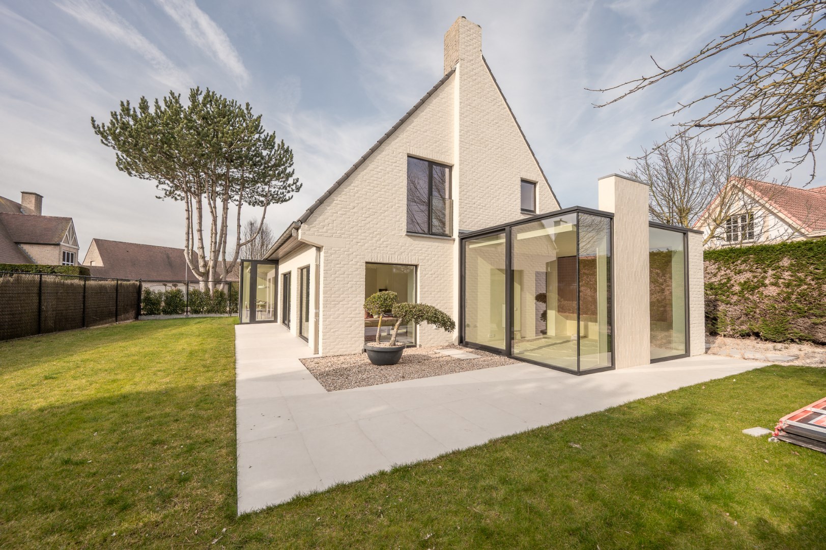 Alleenstaande en luxueus gerenoveerde villa op een rustige en residentiële ligging in Knokke - foto 3