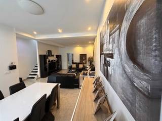 <h1><span>Karaktervolle gezinswoning met vier slaapkamers in de geliefde Groenenhoek</span></h1><p><span>Op zoek naar een woning waar je ruimte, een uitstekende ligging? Dan is deze charmante woning in de Groenenhoek absoluut een bezoek waard.</span></p><p><span>De Groenenhoek is al jaren één van de meest gegeerde woonwijken van Berchem. Je woont hier in een rustige, aangename omgeving met scholen, buurtwinkels, openbaar vervoer, station Antwerpen-Berchem en belangrijke invalswegen binnen handbereik. Voor een wandeling of een moment van ontspanning ligt ook het </span><span>Boulaerpark</span><span> op wandelafstand, net als verschillende gezellige handelszaken en horecagelegenheden.</span></p><h2><span>Een ruime leefverdieping</span></h2><p><span>Via de inkomhal kom je terecht in de royale leefruimte, waar de hoge plafonds en de mooie breedte onmiddellijk een aangenaam ruimtegevoel creëren. Dankzij de praktische indeling kan je hier moeiteloos een gezellige zithoek en een ruime eetplaats combineren.</span></p><p><span>Op het gelijkvloers bevinden zich eveneens een apart gastentoilet en de toegang tot de ruime, droge kelder, ideaal als extra bergruimte.</span></p><h2><span>Praktische keuken met tal van mogelijkheden</span></h2><p><span>Aansluitend vind je de afzonderlijke keuken, die perfect functioneel is maar ook heel wat mogelijkheden biedt voor wie graag moderniseert. Daarnaast is er nog een extra ruimte die je volledig naar eigen wens kan invullen, bijvoorbeeld als ontbijthoek, bureau, speelkamer of hobbyruimte.</span></p><p><span>Aan de achterzijde bevindt zich een overdekte koer. Deze ruimte kan eventueel worden omgevormd tot een gezellige stadstuin of patio.</span></p><h2><span>Vier volwaardige slaapkamers</span></h2><p><span>De woning beschikt over twee identieke verdiepingen. Zowel op de eerste als op de tweede verdieping vind je telkens twee ruime slaapkamers en een badkamer. Hierdoor beschikt de woning in totaal over vier slaapkamers, ideaal voor een groter gezin, thuiswerk of een combinatie van wonen en hobby.</span></p><h2><span>Extra troeven</span></h2><p><span>Vooraan beschikt de woning over een handige voortuin waar fietsen, afvalcontainers of extra groen een plaats kunnen krijgen. Bovendien is de elektriciteit conform en vormt de degelijke basis van de woning een uitstekend vertrekpunt voor wie op zoek is naar een woning die hij volledig naar eigen smaak wil afwerken.</span></p><p><span>Een woning met veel ruimte, een uitstekende ligging en bijzonder veel potentieel om er een warme thuis van te maken.</span></p>
