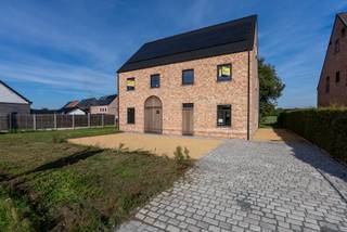 <p><strong>KIJKDAG - Kom op zaterdag 24 oktober vrijblijvend deze woning bekijken tussen 11u en 14u. </strong><br /><strong>Geen afspraak nodig!</strong><br /><br />Ontdek deze halfopen nieuwbouwwoning gebouwd in landelijke stijl, gelegen in het rustige Meerhout. <br /><br /><strong>Troeven:</strong><br />- Verfijnde afwerking met een uitzonderlijk laag E-peil van slechts 8.<br />- Hoogwaardige isolatie en innovatieve technieken<br />- Warmtepomp (lucht-water) <br />- Zonnepanelen (4.250 W) <br />- Ventilatiesysteem type D<br />- Regenwaterrecuperatie (5.000 liter) aangesloten op de buitenkraan en beide toiletten.<br /><br />Met een doordachte indeling en het optimaal gebruik maken van de woonoppervlakte van maar liefst 190 m² beschikt deze woning over 4 ruime slaapkamers, royale leefruimte en een aangename tuin met zicht op de velden van Meerhout. Deze woning is daarom ook perfect voor gezinnen. De locatie combineert rust en natuur met een vlotte bereikbaarheid van scholen, winkels, andere voorzieningen als ook makkelijke verbinding met naastliggende gemeentes, dorpen en steden.</p>
<p><strong><span>Prijsinformatie:<br /></span></strong><span>De geadverteerde prijs is <strong>exclusief</strong>: <strong>21% btw</strong>, aansluitingskosten, notariskosten en registratierechten op het grondaandeel. Meer informatie over de totale aankoopprijs vindt u terug in het financiële luik.<br /><br /></span>Heeft u interesse en wenst u meer informatie of een bezichtiging? Contacteer ons dan via het nummer 013 66 62 08.</p>