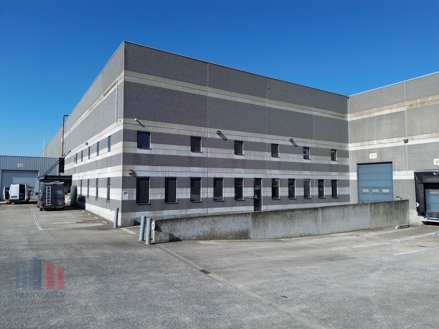 Bâtiment industriel  de 13 541 m² à louer dans un EMPLACEMENT DE CHOIX LE LONG DE LA E17 ! (95 m de largeur de façade) - photo 4