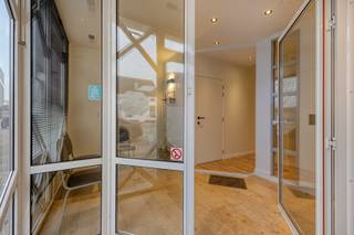 Dit gebouw combineert een commercieel handelspand van 77 m² met een instapklaar duplexappartement met drie slaapkamers. Het is uitstekend gelegen...