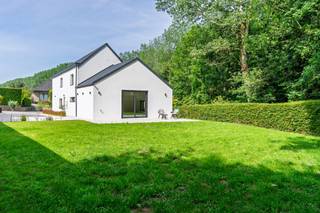 In een rustige, groene en idyllische buurt net buiten het centrum van Zottegem vindt u deze volledig gerenoveerde en energiezuinige woning, klaar...