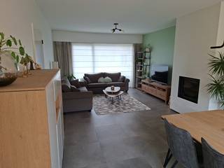 <p>Instapklare energiezuinige woning met 4 slaapkamers te Sint-Kruis</p><p>Op zoek naar een gezinswoning waar je meteen kunt intrekken? Deze woning in Sint-Kruis, gerenoveerd in 2015, ligt op wandelafstand van scholen, winkels en openbaar vervoer (Mobiscore 8,4/10).</p><p>Met 151 m² bewoonbare oppervlakte op een perceel van 231 m², vier slaapkamers en een geïsoleerde zolder van 75 m² is er plaats voor het gezin, thuiswerk of hobby’s. De zolder kan bovendien omgevormd worden tot extra kamers. Dankzij EPC B (score 102 kWh/(m² jaar)), zonnepanelen van 3,2 kWp en een conforme elektrische installatie geniet je van een energiezuinige woning zonder renovatieplicht.</p><p>Indeling van de woning:<br />-Gelijkvloers: inkomhal (9m²), WC (1,2 m²), leefruimte (34 m²), keuken (12 m²) & inpandige garage (16 m²) met elektrische sectionaalpoort & oprit.<br />-Eerste verdieping: 4 slaapkamers (18, 16, 12, 11 m²) en 1 recent gerenoveerde badkamer (2021, 5 m²) met WC.<br />-Zolder: ruime, geïsoleerde zolder (60 m²)</p><p>Troeven.:<br />-EPC B (EPC score 102 kWh/(m² jaar)): geen renovatieplicht,<br />-conforme elektrische installatie & asbestveilig<br />-zonnepanelen (3,2 kWp)<br />-gezellige leefruimte met veel lichtinval & houthaard (inbouwcassete)<br />-vier volwaardige slaapkamers<br />-mogelijkheid tot omvormen zolder tot bijkomende kamers<br />-recent gerenoveerde (2021) & praktische badkamer<br />-heraangelegde tuin, toegankelijk via keuken en leefruimte, met terras, tuinhuis & overdekte lounge</p><p>Interesse? Neem rechtstreeks contact op met de eigenaar voor meer informatie of om een bezoek in te plannen tijdens onze kijkdag op 7 november.</p><p>Tel.:<br />E-mail:</p>