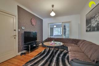 <p><span>Goed gelegen eigendom in Hoboken, rechtover het park en zeer dichtbij het centrum van Hoboken.</span></p><p><span>Deze 3 appartementen in Hoboken presenteren zich als een interessante investeringsmogelijkheid met diverse ruimten en mogelijkheden. </span></p><p><span>We betreden het eigendom via de inkomhal, op de begane grond bevinden zich een woonkamer, keuken en badkamer, één slaapkamer en een stadstuintje. </span></p><p><span>Op de eerste verdieping bevindt zich een leefruimte, aparte keuken, één slaapkamer en een badkamer met apart toilet.</span></p><p><span>Ook de tweede verdieping heeft dezelfde indeling; een woonkamer met aparte keuken, één slaapkamer en een badkamer met apart toilet . </span></p><p><span>De locatie in Hoboken biedt een goede bereikbaarheid en ligt dicht bij scholen, winkels en openbaar vervoer.</span></p><p><span> </span></p><p><span>Graag som ik de troeven van deze woning voor u op:</span></p><p><span>- interessente investering</span></p><p><span>- dichtbij het centrum en parken</span></p><p><span>- gezellige tuin en voortuintje </span></p><p><span> </span></p><p><span>EPC 347 kWh/m² jaar-label D</span></p><p><span>EPC 263kWh/m² jaar-label C</span></p><p><span>EPC 593 kWh/m² jaar-label F (renovatieverplichting binnen zes jaar)</span></p><p><span> </span></p><p><span>P-score (perceelscore): A</span></p><p><span>G-score (gebouwscore): A</span></p><p><span> </span></p><p><span>Voor een bezoek ter plaatse kan u ons contacteren op het nummer 03 449 42 41 of mail ons via hallo@habicom.be.</span></p><p><span>Benieuwd naar de waarde van jouw woning? Check het gratis op <span>www.watismijnhuiswaard.be</span></span></p><p><span> </span></p>