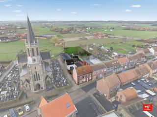 In het hart van de landelijke parochie Zandvoorde vinden we dit ruime gebouw. Het bestaat momenteel uit een handelsruimte, een privé-gedeelte en...