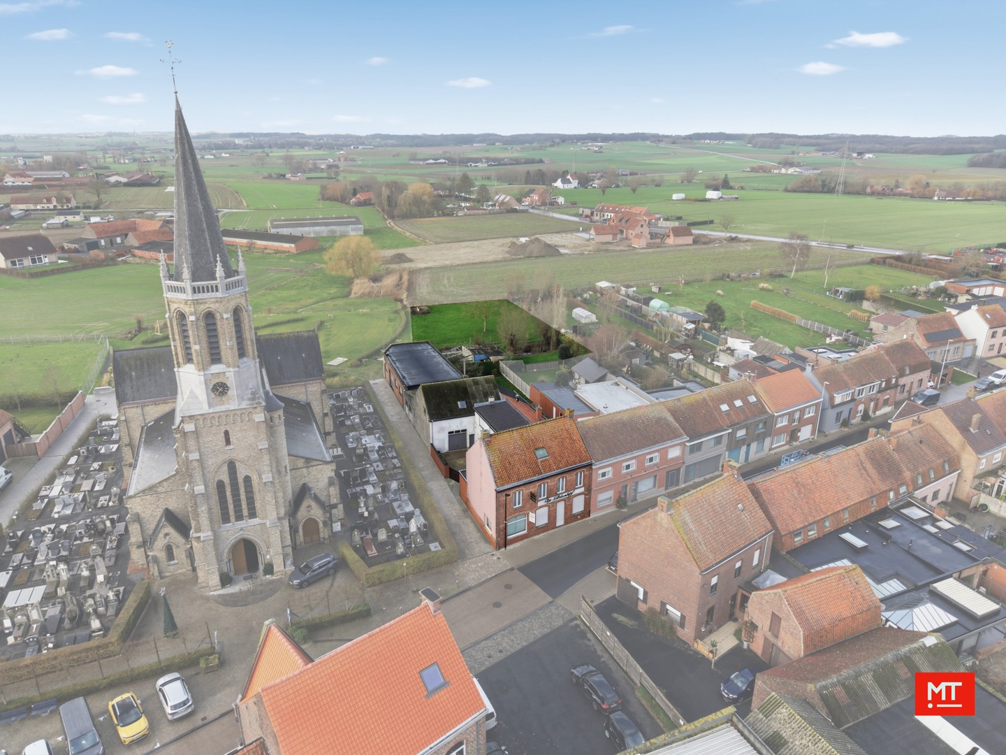 Bijzonder ruim gebouw met magazijn in de dorpskern van Zandvoorde (Zonnebeke) - foto 2