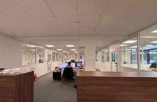 Dit gelijkvloers kantoor van 315 m² biedt een dynamische en functionele werkplek voor ondernemers en professionals.Deze perfecte werkruimte met een...