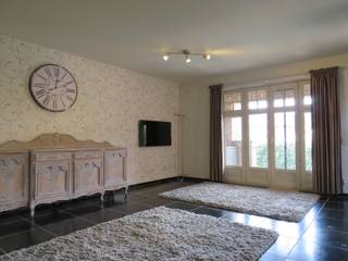 Charmant en rustig gelegen tweeslaapkamer appartement.<br /><br />Op de eerste verdieping vinden we dit charmante appartement met 2 slaapkamers. <br />Deze woongelegenheid heeft een mooie oppervlakte van 91 m² en beschikt over een zeer gunstige EPC-score B. <br /><br />We betreden het appartement via de inkomhal met apart gastentoilet. Van hieruit bereikt u de gezellige leefruimte met toegang tot een overdekt terras.<br />Tevens vinden we aansluitend de keuken, ingericht met de nodige toestellen en is er voldoende opbergruimte in een aanpalende berging. <br /><br />Verder werd de badkamer voorzien van een dubbele lavabo, ligbad en douche. De twee slaapkamers zijn ruim en bieden u een optimale nachtrust gezien de rustige locatie. <br /><br />Er is een lift aanwezig die u naar alle verdiepingen brengt, alsook de kelderverdieping. Hier vinden we een ondergrondse autostaanplaats en een private kelderberging voor extra stockage. Deze staanplaats en berging zijn INBEGREPEN IN DE PRIJS. <br /><br />Troeven:<br />- Energiezuinig met score B<br />- Elektrische keuring geldig tot 2032<br />- Instapklaar<br />- Ondergrondse parkeerplaats en berging maar ook voldoende gratis parking rondom het gebouw<br />- Rustige locatie<br /><br />Ben je benieuwd en wens je een bezoek? Contacteer ons op het nummer 014 58 02 08 of via info@immovl.be