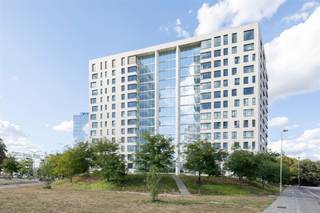 <p><span>Ontdek dit </span><span>verfijnde hoekappartement</span><span> in de prestigieuze residentie Louise-Marie, een architecturaal baken aan </span><span>het groene Hertogenpark</span><span> in de geliefde </span><span>Markgravewijk</span><span>. Het project, vormgegeven door </span><span>POLO Architects</span><span> en opgeleverd in 2022, verenigt </span><span>hedendaagse elegantie</span><span> met </span><span>panoramisch uitzichten</span><span>.</span></p><p><span>Gelegen op de </span><span>elfde verdieping</span><span> ontvouwt zich een </span><span>zee van licht</span><span>. De leefruimte baadt in openheid en trakteert u op </span><span>unieke vergezichten richting het Middelheimpark</span><span>. De</span><span> moderne open keuken</span><span> staat in directe verbinding met de woonkamer en opent naar het </span><span>royale zonneterras van ca. 15 m²</span><span>.</span></p><p><span>Twee serene slaapkamers </span><span>bieden rust en comfort, terwijl de </span><span>moderne badkamer met inloopdouche</span><span>, het aparte gastentoilet en de </span><span>praktische berging</span><span> het geheel compleet maken. De </span><span>zandkleurige schildertechnieken</span><span> in de woon- en slaapkamers creëren een</span><span> oase van rust</span><span> en tijdloze elegantie, terwijl de </span><span>doorlopende eiken parketvloer</span><span> elke ruimte verbindt in warmte en verfijning, waardoor een harmonieus en uitnodigend geheel ontstaat.</span></p><p><span>De residentie tilt wonen naar een hoger niveau met </span><span>exclusieve faciliteiten</span><span>: een </span><span>privatieve fitnessruimte</span><span>, een </span><span>beveiligde fietsenstalling met laadpunten</span><span> en de discrete service van een </span><span>conciërge</span><span>. Winkels, restaurants en supermarkten liggen op wandelafstand, terwijl u vlot aansluiting vindt naar het stadscentrum en de belangrijkste invalswegen.</span></p><p><span>Bijzonderheden</span></p><ul><li><span>Instapklaar hoekappartement</span><span> met hoogwaardige afwerking</span></li><li><span>Twee volwaardige slaapkamers en stijlvolle badkamer</span></li><li><span>Ruim zonneterras</span></li><li><span>Exclusieve faciliteiten</span><span>: fitness, fietsenstalling met laadpunten en conciërge</span></li><li><span>Autostaanplaats verplicht bij aan te kopen aan €36.000</span></li></ul><p><span>Bent u op zoek naar </span><span>een stijlvol appartement waar licht, uitzicht en comfort samenkomen</span><span> in de Markgravewijk? Contacteer ons via <span>thomas.onzia@urbainvastgoed.be</span></span><span> of bel 03 501 97 16 voor meer informatie of een bezoek.</span></p><p><span>Bodemattest en stedenbouwkundige inlichtingen in aanvraag.</span></p><p><span> </span></p>