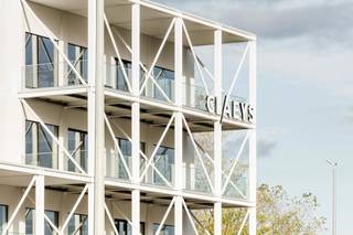 Deze kantoorruimte is gelegen in R.Plaza. R Plaza is een modern kantoren- en handelscomplex in Roeselare, langs de Rijksweg / Koestraat, vlak bij...