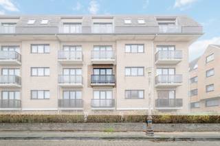 Op zoek naar een verzorgde studio vlak bij het strand van Oostende?<br /><br />Deze lichtrijke studio bevindt zich op de eerste verdieping van residentie "De Strandjutter" in de Troonstraat. Je geniet er van een uitstekende ligging, op wandelafstand van het strand en het centrum van Oostende. In de nabije omgeving vind je tal van winkels, horeca, openbaar vervoer, cultuur en andere voorzieningen.<br /><br />Indeling: inkomhal, gezellige leefruimte met toegang tot het zuidgericht terras, ingerichte keuken, badkamer met ligbad met douchefunctie, wastafel en toilet.<br /><br />EPC: 178 kWh/m² – label B<br /><br />Ideaal als tweede verblijf of als investering!<br /><br />Interesse? Neem contact op met Beau voor meer informatie of een bezoek: beau@waeyler.be<br />of 0470 54 16 27.