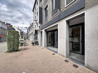 Dit ruime, moderne en uiterst lichtrijke handelspand te huur bevindt zich in de Tolpoortstraat, dé winkelstraat van Deinze. Dagelijks profiteert deze straat van tal van passage, waardoor uw zaak er geniet van gigantisch veel visibiliteit én een vlotte bereikbaarheid.Ruim voldoende opslagmogelijkheden vindt u in de ruime kelder van 170 m².Er is bovendien de mogelijkheid om 2 privéparkeerplaatsen bij te huren.Oppervlaktes: - Handelsgelijkvloers: ca. 170 m²- Kelder/opslag: ca. 170 m²Specificaties:- Vitrine met automatische schuifdeuren- Tegelvloer- Sanitair- Lift- Vloerverwarming op gas- Ruime goed bereikbare stockageruimte- Kitchenette- Ledspots- Pashokjes- Toonbank- Shop&amp;Go parking voor de deur- 2 privéparkeerplaatsen (optioneel bij te huren)Beschikbaarheid:Onmiddellijk beschikbaar.Hebt u interesse in dit handelspand te huur in Deinze? Vraag meer info of leg een bezoek vast via 09 245 35 35 of business.gent@dewaele.com.Bestuursmaatregelen in het maatregelenregister: nee