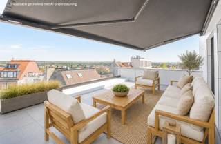 Dakappartement met ruim terras van ca. 45 m², gelegen op enkele stappen van de zee in het Zoute. Het appartement werd volledig gerenoveerd en geniet vanuit de leefruimte en het terras van een mooi weids zicht over de hinterlanden van Knokke.<br /><br />De indeling omvat een inkomhal met vestiaire, een lichtrijke leefruimte met gezellig salon en ingemaakte kasten, en een volledig geïnstalleerde open keuken met eiland. Zowel de leefruimte als de keuken geven uit op het zonnige terras, voorzien van een zonnetent en ruime berging.<br /><br />Verder beschikt het appartement over een aparte slaaphoek met ingemaakte kast en een douchekamer. In de residentie is tevens een gemeenschappelijke fietsenberging aanwezig.