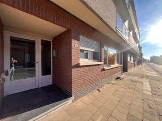 Te huur: Gelijkvloers appartement met 2 slaapkamers, garagebox en tuin – nabij centrum en recreatiedomein ViandraDit gelijkvloers appartement bevindt...
