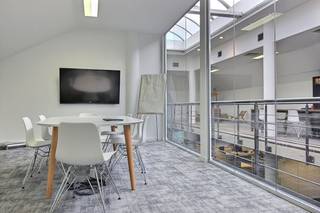 !! INVESTERINGSOPPORTUNITEIT !! Fantastisch gelegen verhuurde kantoorruimte met een totale oppervlakte van 866 m² te koop op slechts 3 min. van de op- en afrit R0. Vlotte bereikbaarheid met het openbaar vervoer: station Brussel-Zuid op slechts 15 minuten.<br /><br /><strong>Het rendement bedraagt 6,74 %.</strong> De situeert zich op de eerste en tweede verdieping van het kwalitatieve kantoorgebouw "RIVERSIDE" dat voorzien is van o.a. toegangsbeveiliging en liften. Ruime parkeermogelijkheden bij het gebouw met aanwezigheid van 25 privatieve parkeerplaatsen. Een topinvestering met aantrekkelijk rendement.<br /><br />Voor bijkomende inlichtingen omtrent de verhuring of een vrijblijvend plaatsbezoek kan u contact opnemen met <strong>PANORAMA B2B</strong> op <strong>0477 09 00 09</strong>