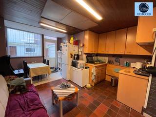 <p><span>WONING TE HUUR IN CENTRUM VAN GERAARDSBERGEN</span></p><p><span> </span></p><p><span>Deze in het stadscentrum gelegen woning met karaktervolle uitstraling biedt op de GELIJKVLOERS VERDIEPING een kitchenette en een terras.</span></p><p><span>Boven bevindt zich het woongedeelte met 3 slaapkamers.</span></p><p><span>Verwarming op aardgas en dubbele beglazing in pvc.</span></p><p><span>Er is tevens een wartmtepomp/airco aanwezig.</span></p><p><span>Gunstig epc!!!</span></p><p><span>Elektrische keuring conform AREI.</span></p><p><span>TOPLOCATIE!!!</span></p><p><span> </span></p><p><span>AARZEL NIET en bel voor info of bezoek naar het nummer 0489/54.69.99 of stuur een email naar dylan@svena.be</span></p><p><span> </span></p><p><span>Deze gegevens zijn louter informatief en wij kunnen niet aansprakelijk gesteld worden voor eventuele onjuistheden.</span></p><p><span>De bewoonbare oppervlakte is slechts indicatief.</span></p><p><span> </span></p><p><span> </span></p>
