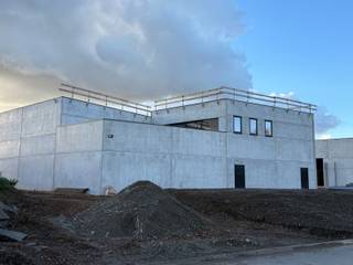 CONCIËRGEWONING 133M² MET TERRAS 82M² EN EEN AANSLUITENDE KMO-UNIT MET EEN OPPERVLAKTE VAN 214M² EN 4 PARKEERPLAATSEN GELEGEN IN HET NIEUWE BEDRIJVENPARK TER BIEST