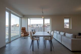 Indeling: 1V: - inkomhal met gastentoilet- leefruimte (37m²)- open keuken met vaatwas, oven, microgolf, kookplaat, dubbele spoelbak, koelkast- 3 slaapkamers (11m², 12m² &amp; 12m²)- terras van 22m²- badkamer met douche en lavabo- berging in het appartement met aansluiting wasmachine/droogkast- ondergrondse privé afgesloten garagebox- kelderberging- staanplaats op de gelijkvloerse verdieping voor gastenAlgemeen: - beschikbaar vanaf 01/08/2026- gemeenschappelijke kosten: €75,00 per maand- voorschotten verwarming &amp; water: €75,00 per maandBenieuwd om deze parel te ontdekken? Neem dan contact op via www.dewaele.com!