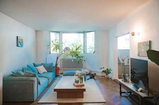 <p>Gelegen in het groene en gegeerde Pulhof, één van de meest geliefde woonbuurten van Berchem, woont u hier rustig met alle voorzieningen binnen handbereik. Winkels, scholen, openbaar vervoer, station Antwerpen-Berchem en parken bevinden zich op wandelafstand, met een vlotte verbinding naar de stad en invalswegen.<br /><br />Dit gelijkvloers appartement van 160 m² combineert ruimte en charme met authentieke elementen zoals visgraatparket, rondbogen, een schouw en gietijzeren radiatoren. De rechtstreekse toegang tot de tuin zorgt voor extra groen en privacy.<br /><br />Het appartement beschikt over drie slaapkamers met zicht op de tuin en een badkamer met terrazzotegels, dubbele wastafel en inloopdouche. Verder zijn er lage gemeenschappelijke kosten, een private droge kelder, dubbele beglazing, conforme elektriciteit, een gunstige EPC-score en is het vrij bij akte.<br /><br />Indeling<br />Gelijkvloers: inkomhal, leefruimte, volledig uitgeruste keuken met toegang tot de tuin<br />Badkamer met inloopdouche en dubbele wastafel<br />Drie slaapkamers<br /><br />Bijzonderheden<br />– Gelegen in het gegeerde Pulhof<br />– Lage gemeenschappelijke kosten<br />– Ruime, droge kelder<br />– Elektriciteit conform<br />– Gunstige EPC-score</p>