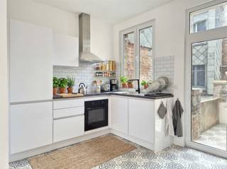 <p><span>Modern appartement in Westende - Volledig gerenoveerd </span></p><p><span> </span></p><p><span>Dit charmante appartement van 54m² bevindt zich in het gezellige kuststadje Middelkerke en biedt een perfecte combinatie van modern comfort en praktische indeling.</span></p><p><span> </span></p><p><span>Indeling:</span></p><p><span>Inkomhal, lichtrijke woonkamer met ingerichte keuken.</span></p><p><span>1 slaapkamer en 1 gastenkamer/bureau.</span></p><p><span>Moderne badkamer voorzien van een inloopdouche met glazen wand,dubbele wastafel en wc.</span></p><p><span>Het appartement beschikt over een privé buitenruimte met karaktervolle stenen muren en dezelfde decoratieve tegels als in de keuken.</span></p><p><span>Privatieve kelder inbegrepen.</span></p><p><span>Gelegen op een toplocatie in Westende, wandelt u binnen enkele seconden naar het brede zandstrand, de zeedijk en de gezellige winkelstraten met diverse restaurants. <br />Ook het openbaar vervoer (kusttram) en diverse wandel- en fietsroutes bevinden zich in de directe nabijheid. <br /><br /></span></p><p><span> </span></p>