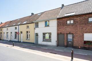 Deze charmante en instapklare woning is gelegen in de Raverschootstraat te Eeklo en biedt een aangename woonomgeving met alle comfort.<br /><br />Dankzij de centrale ligging bevinden winkels en voorzieningen zich op wandelafstand, wat zorgt voor een vlotte en praktische levensstijl.<br /><br /><strong>Ligging</strong><br /><br />De woning geniet van een centrale ligging in Eeklo, vlakbij winkels, openbaar vervoer en andere dagelijkse voorzieningen. Ideaal voor wie comfortabel en bereikbaar wil wonen.<br /><br /><strong>Indeling van de woning</strong><br /><br />Bij het betreden van de woning komt u in de inkomhal met gastentoilet. Verder vindt u een gezellige eetkamer en een lichtrijke woonkamer die naadloos aansluiten op de ingerichte keuken met ontbijthoek. Op het gelijkvloers bevindt zich eveneens een badkamer met douche, een technische ruimte, een praktische berging en een extra kamer die perfect kan dienen als slaapkamer of bureau. Het zonnige, zuidgerichte koertje vormt een aangename buitenruimte om tot rust te komen.<br /><br />Op de verdieping zijn er twee slaapkamers, waarvan één uitgerust is met ingemaakte kasten en een wastafel. Daarnaast is er nog een afzonderlijk toilet aanwezig.<br /><br /><strong>Extra troeven</strong><br /><br />✅ Instapklare woning<br />✅ Zonnig, zuidgericht koertje<br />✅ Centrale ligging nabij winkels<br />✅ EPC-label C<br />✅ Extra kamer op het gelijkvloers (slaapkamer/bureau)<br /><br /><strong>Bezoek steeds na afspraak!</strong>