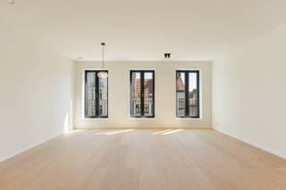 Stijlvol nieuwbouwappartement met één slaapkamer en terras te hartje Antwerpen!<br /><br />In een kleinschalig en modern nieuwbouwproject (bouwjaar 2026) stellen we dit prachtig afgewerkte éénslaapkamerappartement voor, waar comfort, licht en kwaliteit centraal staan.<br /><br />Bij het binnenkomen valt meteen de ruime en lichtrijke leefruimte op, afgewerkt met een warme parketvloer die doorloopt door het volledige appartement. De open keuken is uitgerust met moderne toestellen en sluit mooi aan bij de leefruimte, wat zorgt voor een aangenaam open en eigentijds woongevoel.<br /><br />De ruime slaapkamer (14m2) geeft rechtstreeks toegang tot het terras van ca. 6m2, een aangename buitenruimte waar je in alle rust kan genieten. <br />De badkamer is stijlvol en hedendaags ingericht met een ruime inloopdouche voorzien van regendouchekop en een dubbele lavabo. Daarnaast is er in de gang een apart gastentoilet voorzien.<br /><br />Kelderberging apart bij aan te kopen aan 3.500 Euro excl. BTW.<br /><br />Belangrijkste troeven:<br />- Bouwjaar 2026 met kwalitatieve afwerking<br />- EPC (A-label) – energiezuinig<br />- Kleinschalig gebouw met 5 units<br />- Aparte meters voor nutsvoorzieningen<br />- Gemeenschappelijke fietsenstalling aanwezig<br /><br />Aankoop onder het BTW-stelsel van 21%. 72m² bewoonbare oppervlakte (cfr EPC).<br />Wenst u een bezoek of meer informatie? Dan kan u ons steeds contacteren via info@dvarealestate.be of via 03/297.00.00.