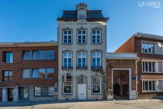 This well-located office is situated in the heart of Mechelen on the Dijle, behind the attractive façade of an elegant heritage building, overlooking the river, the Kraanbrug and the iconic wooden houses that adorn many Mechelen travel guides.<br /><br />It consists of an inspiring meeting room (28m²) at the front of the building, bathed in light, with authentic mouldings and beautiful windows, and an office space (36m²) with kitchen, cloakroom and guest toilet at the rear of the building. The two spaces are separated by a stately entrance hall, which provides access to the apartments above, but can also be used as an entrance to the office, accessible via the gate on the side façade.<br /><br />It is a quiet and pleasant place to work and hold meetings for up to 8 employees, and the high ceilings give an extra feeling of space. <br />Underground parking spaces can be rented nearby if required.<br /><br />Practical information:<br />- monthly rent: €1,450<br />- monthly service charge: €100<br />- annual property tax: +/- €1,450<br />- available from +/- October 2026 and no later than 1/02/2027<br />- 3 months rent deposit<br /><br />Would you like to come and see this office for yourself? Please contact Tinne on 0477 60 21 99 or tinne.schotsmans@quares-trevi.be. <br />See you soon!