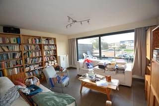 Duplex appartement, type half open bebouwing, met 2 slaapkamers en ruim terras op een zeer goede locatie te Zandhoven, bestaande uit: apart toilet met handenwasser en plaats voor vestiaire; leefruimte met veel lichtinval en directe toegang tot het aangename terras; open, ingerichte keuken voorzien van keramische kookplaat, dampkap, combi-oven en koelkast; berging met aansluiting voor wasmachine. Verdieping 2: twee slaapkamers, badkamer met ligbad/douchescherm en lavabomeubel. Bergzolder in de nok van het dak. Garagebox achter het gebouw bij aan te kopen (25.000 euro). Individuele nutsmeters, centrale verwarming op aardgas, alu ramen met dubbele beglazing, elektriciteit conform! Lage maandelijkse kosten. EPC: 222 kWh/m². Verhuurd, doch beschikbaar najaar 2026.