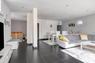 <p><span>Ontdek deze bijzonder ruime gezinswoning, gelegen aan de Oude Abdijstraat 3 in Aalst. De woning werd gebouwd in 2010 en beschikt over maar liefst 215 m² bewoonbare oppervlakte, vier volwaardige slaapkamers, twee badkamers en een gezellige tuin. Dankzij de royale volumes en de flexibele indeling is dit de ideale woning voor een groot of groeiend gezin.</span></p>
<p><span>Bij het betreden van de woning komt u terecht in een verzorgde inkomhal met een afzonderlijk gastentoilet. Aansluitend bevindt zich een praktische berging, ideaal voor het opbergen van voorraad, huishoudtoestellen en andere benodigdheden.</span></p>
<p><span>De volledig uitgeruste keuken biedt alle nodige ruimte en comfort om dagelijks te koken. De bijzonder ruime leefruimte vormt het hart van de woning en biedt voldoende plaats voor zowel een gezellige zithoek als een grote eetplaats. Dankzij de royale oppervlakte kan deze ruimte volledig naar eigen smaak en behoeften worden ingericht.</span></p>
<p><span>Vanuit de leefruimte bereikt u de aangename tuin, waar u in alle rust kunt ontspannen, gezellig kunt tafelen of de kinderen veilig kunt laten spelen. De combinatie van een ruime binnenomgeving en een eigen buitenruimte zorgt voor een bijzonder comfortabele woonbeleving.</span></p>
<p><span>Op de eerste verdieping bevinden zich drie volwaardige slaapkamers. Daarnaast beschikt deze verdieping over een zeer ruime badkamer, uitgerust met een ligbad, een afzonderlijke douche en een toilet. De royale afmetingen maken van deze badkamer een comfortabele en praktische ruimte voor het hele gezin.</span></p>
<p><span>De tweede verdieping vormt een belangrijke bijkomende troef. Hier bevindt zich een indrukwekkende kamer van circa 45 m², die momenteel als één grote ruimte kan worden gebruikt. Deze verdieping leent zich uitstekend als masterbedroom, hobbyruimte, thuiskantoor, speelkamer of polyvalente leefruimte. Dankzij haar oppervlakte kan de kamer bovendien worden onderverdeeld in twee afzonderlijke slaapkamers, waardoor de woning in totaal over vijf slaapkamers kan beschikken. Een bijkomende douchekamer op deze verdieping verhoogt het dagelijkse comfort en maakt de ruimte bijzonder geschikt als afzonderlijke verdieping voor oudere kinderen, gasten of thuiswerk.</span></p>
<p><span>Ook de ligging is een absolute meerwaarde. De woning bevindt zich aan de rand van het centrum van Aalst, waardoor winkels, scholen, horeca, sportvoorzieningen en andere dagelijkse faciliteiten vlot bereikbaar zijn. Het stadscentrum en het station van Aalst zijn gemakkelijk bereikbaar, terwijl een bushalte in de omgeving zorgt voor een goede verbinding met het openbaar vervoer.</span></p>
<p><span>Voor gezinnen en natuurliefhebbers is de nabijheid van het Rozekensbos, een bijzondere troef. Dit groene domein bevindt zich tussen onder meer de Oude Abdijstraat en de Rozendreef. Kinderen kunnen er zich uitleven op de speelheuvels en klimelementen, terwijl wandelaars kunnen genieten van het groen, het vlonderpad en de aanwezige picknickmogelijkheden. Ook Sportcentrum Ten Rozen bevindt zich in de omgeving.</span></p>
<p><span>Dankzij de combinatie van haar uitstekende ligging, de recente bouwperiode, de royale bewoonbare oppervlakte is deze woning een bijzonder interessante opportuniteit voor wie ruim en comfortabel wil wonen nabij het centrum van Aalst.<br /><br />SI: in aanvraag.</span></p>
<p><span>Bent u op zoek naar een ruime en veelzijdige gezinswoning met bijzonder veel mogelijkheden? Neem dan contact met ons op via </span><strong><span>dilbeek@weinvest.be</span></strong><span> of </span><strong><span>0497 248 251</span></strong><span> voor meer informatie of om een bezoek in te plannen.</span></p>
