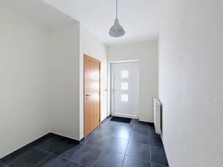 <p>Deze energiezuinige gezinswoning met 3 slaapkamers, tuin en garage geniet van een uitstekende ligging nabij het Erasmus ziekenhuis en metrostation Erasmus. Met een EPC klasse A combineert deze woning hedendaags wooncomfort met een vlotte bereikbaarheid.</p><p>Op het gelijkvloers verwelkomt de inkomhal met toilet je in een aangename leefruimte met volledig open geïnstalleerde keuken met een directe verbinding met de tuin, ideaal om te ontspannen of gezellig te tafelen.</p><p>De verdieping omvat 3 ruime slaapkamers van 10m², 17m² en 27m². De badkamer is uitgerust met zowel een inloopdouche als een ligbad en biedt alle comfort voor het hele gezin. Daarnaast beschikt de woning over een garage en een private autostaanplaats vooraan gelegen.</p><p>De ligging is een absolute troef: op wandelafstand van openbaar vervoer, metrostation Erasmus en het Erasmus ziekenhuis, met een vlotte aansluiting op de Ring R0 richting Sint-Pieters-Leeuw en het centrum van Brussel.</p><p><strong>Beschikbaar vanaf 01/08/2026.</strong></p>