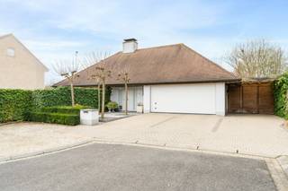 <p><span>Lichtrijke, residentieel gelegen villa met zuidgerichte tuin op het einde van een doodlopende straat.</span><span></span></p>
<p><span>In een residentiële woonomgeving is er deze lichtrijke villa, gelegen op het einde van een doodlopende straat. De woning geniet van een uitstekende ligging in de onmiddellijke nabijheid van het centrum van Roeselare, scholen, openbaar vervoer en het ziekenhuis AZ Delta, met bovendien een vlotte verbinding naar de E403.</span><span></span></p>
<p><span>Dankzij de doordachte indeling en de aanwezigheid van twee kamers op het gelijkvloers is deze woning niet alleen geschikt voor gezinnen, maar ook ideaal voor wie het comfort van volledig gelijkvloers wonen wenst te combineren met extra ruimte op de verdieping.</span><span></span></p>
<p><span>INDELING:</span></p>
<p><span>Inkomhal met ingemaakte vestiaire en gastentoilet. De lichtrijke leefruimte vormt het hart van het huis en sluit naadloos aan op de volledig ingerichte open keuken (met vaatwasser, oven, microgolf, stoomoven, keramische kookplaat, Amerikaanse frigo...) met ontbijthoek en een praktische aansluitende berging.</span><span></span></p>
<p><span>Naast de keuken bevindt zich een aparte nachthall die toegang geeft tot een bureelruimte en een eerste slaapkamer en een badkamer op het gelijkvloers — een indeling die perfect inspeelt op wonen en werken aan huis of levensloopbestendig wonen.</span><span></span></p>
<p><span>Op de verdieping, ingericht onder het dak, bevinden zich twee bijkomende ruime slaapkamers, waarvan één uitgeeft op een aangenaam zuidgericht terras. Ook hier is een tweede badkamer voorzien.</span><span></span></p>
<p><span>De woning beschikt bovendien over een dubbele garage met automatische sectionaalpoort en een ruime oprit met plaats voor drie wagens.</span><span></span></p>
<p><span>BUITENRUIMTE</span></p>
<p><span>De villa wordt omgeven door een gezellige, zuidgerichte tuin waar u in alle rust en privacy van de zon en de groene omgeving kan genieten. Er is ook een aangename besloten voortuin.</span></p>
<p><span>Een stijlvolle en praktisch ingedeelde woning op een uitstekende residentiële locatie, waar rust, bereikbaarheid en wooncomfort harmonieus samenkomen!<br /><br />BENIEUWD? <br />Contacteer ons voor een bezoek!</span></p>