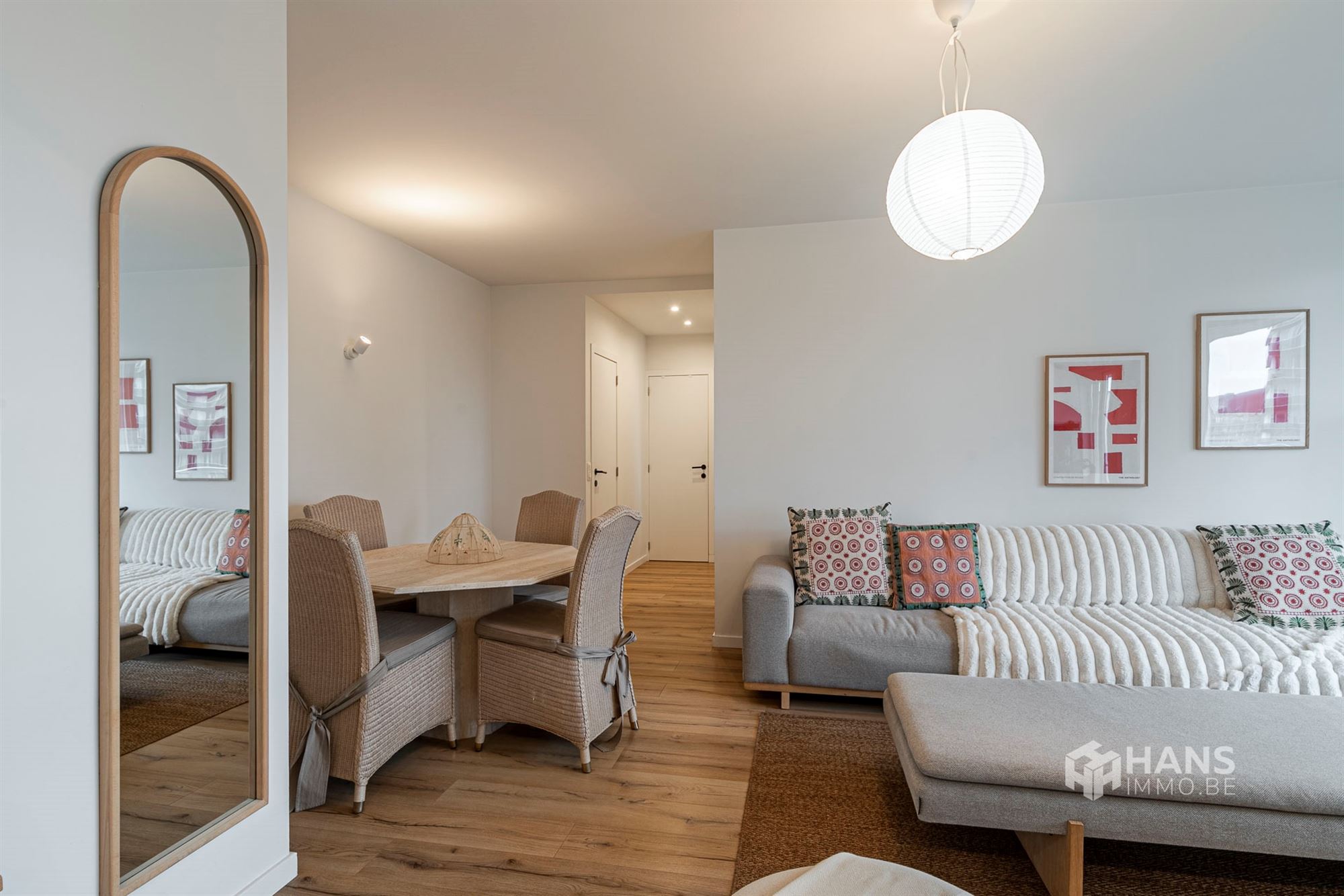 Instapklaar appartement ( 83 m²) met 2 slaapkamers en terras (18 m²) in Berchem. - foto 4