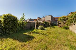 <p><span>Dat het goed wonen is in Lier staat algemeen bekend. Een rustige buurt met de stad als achtertuin? Op wandelafstand van winkels en openbaar vervoer? Met dit pand kan je deze zaken alvast afvinken!</span></p><p><span>Een private tuin? Ook check! </span></p><p><span> </span></p><p><span>Deze woning bestaande uit twee etages herbergt gelijkvloers een inkomhal, salon, leefruimte en eetplaats. Ook de keuken met aangrenzend berging-wasplaats vind je hier, alsook een toilet. Op de verdieping bevinden zich de badkamer en drie slaapkamers. </span></p><p><span>Dit huis is voorzien van een kruipkelder en een kelder op stahoogte. </span></p><p><span> </span></p><p><span>De eigen stadstuin achter het pand geeft u de mogelijkheid tot rust te komen en volop te genieten van het zonnetje.</span></p><p><span>Het betreft een renovatiewoning, de renovatieverplichting is van toepassing, een prima basis om uw eigen stempel te drukken en een fijne thuis te creëren! </span></p><p><span> </span></p><p><span>Interesse? Contacteer ons via 0479/01.01.01!</span></p><p><span> </span></p>