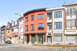 <p><span><strong>Immeuble commercial CASCO avec appartement en duplex, situé dans un emplacement central et bien visible à Renaix.</strong></span></p><p><span>Cet immeuble commercial partiellement rénové, comprenant un appartement en duplex, offre une excellente opportunité à ceux qui souhaitent allier vie privée et activité professionnelle ou qui recherchent un projet d'investissement intéressant. Grâce à sa situation centrale, le bien bénéficie d'une excellente visibilité et d'une grande accessibilité.</span></p><p><span>Le bâtiment dispose d’un sous-sol et d’une petite cour agréable. Les travaux de rénovation déjà effectués comprennent la modernisation de l’installation électrique, l’isolation et la pose de nouvelles fenêtres en aluminium à double vitrage. Avec un label EPC de classe D, cet immeuble à rénover constitue une base solide à aménager selon vos propres souhaits et besoins.</span></p><p><span>Un atout supplémentaire est l'écran LED installé sur la façade, qui peut être loué pour des publicités externes et constitue ainsi une source de revenus supplémentaire.</span></p><p><span>À vendre via Immo Beguin, votre expert immobilier depuis 2009.</span></p><p><span>✉️ </span><span>emmy@immobeguin.be</span></p>