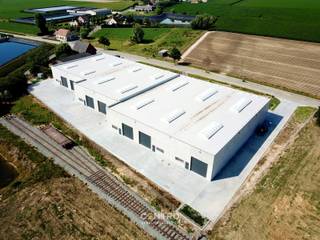 Benaderende bruto-AFMETINGEN: Magazijn: b: 12m x d: 18m  (216 m²)3 private parkeerplaatsen: 6m x 2,5 mOok andere oppervlaktes te verkrijgen: 180m²...