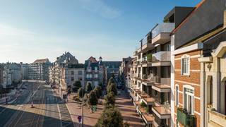 OPENDEUR - Bezoek het project The Square tijdens onze Nieuwbouwtournée op zo 25/10 van 9u30-11u. Maak je afspraak op 050 70 81 74 of hello@keyimmo.be.
In de belle-époquewijk van Blankenberge verrijst binnenkort het nieuwbouwproject The Square. Het project omvat in totaal 33 units opgetrokken volgens de typerende architectuur van Architektenburo uit Knokke. Bovendien wordt het project gekenmerkt door zijn zonnige appartementen waarvan het merendeel met zicht op het Descampsplein.
The Square bestaat uit twee deelprojecten waarvan 24 appartementen gelegen aan het Descampsplein (The Square I) en aansluitend 9 appartementen gelegen aan de Van Monsstraat (The Square II). De type appartementen variëren tussen één en twee slaapkamers.
Alle appartementen worden verwarmd op basis van een warmtepomp gekoppeld aan vloerverwarming. Dit in combinatie met het ventilatiesysteem (type D), de akoestische isolatie en thermische isolatie maken dat de E-peilen maximaal E30 kunnen bedragen.
Alle appartementen worden voorzien van een maximum aan hedendaags comfort met zonnige - en brede terrassen op de verdiepen en private tuinen voor de gelijkvloerse appartementen. De bouwheer voorziet mooie budgetten en een interieurarchitect die u bijstaat met advies in het volledige keuzetraject.
In dit project is het mogelijk om aan 6% btw aan te kopen. Neem contact op voor meer informatie via 050 70 81 74 of hello@keyimmo.be.