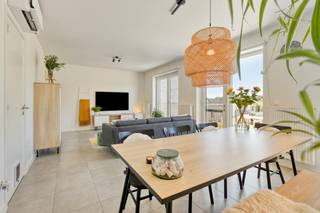 Welkom in de Herestraat 103A4 in het gezellige Zonhoven, hier vindt u dit hoogwaardig afgewerkte appartement gebouwd in 2019. <br />Met een bewoonbare oppervlakte van 104 vierkante meter, een uitstekend energieprestatiecertificaat (label A) en een perfecte staat van onderhoud, is dit appartement direct instapklaar!<br /><br />Indeling:<br />Bij het betreden van het appartement komt u binnen in de ruime inkomhal met toegang tot het aparte afgesloten toilet. Vervolgens stapt u de leefruimte binnen. Dankzij de vele raampartijen geniet u hier van een overvloed aan natuurlijke lichtinval. De open keuken in de leefruimte is ideaal voor wie houdt van gezellig koken. Aansluitend aan de leefruimte bevindt zich een ruime berging met inbouwkasten en plaats voor een wasmachine en droogtrommel. <br /><br />Via de leefruimte heeft u rechtstreeks toegang tot het mooie terras. Hier kunt u heerlijk ontspannen in de zon en genieten van een prachtig uitzicht over de achterliggende velden.<br /><br />Het nachtgedeelte bestaat uit twee volwaardige slaapkamers die beide voorzien zijn van praktische inbouwkasten en een badkamer die uitgerust is met zowel een comfortabele inloopdouche als een ligbad. Dankzij het raam geniet ook de badkamer van aangename natuurlijke lichtinval.<br /><br />Het appartement combineert hedendaags comfort met een lage energiefactuur. De woning wordt verwarmd met aardgas en is in de leefruimte voorzien van airconditioning. Daarnaast beschikt het appartement over 6 eigen zonnepanelen en een privatieve ondergrondse parkeerplaats.<br /><br />De belangrijkste troeven:<br /><br />• Volledig instapklaar en perfect onderhouden<br />• Recent bouwjaar (2019) en gunstig EPC label A<br />• 6 zonnepanelen, rolluiken en airconditioning in de leefruimte<br />• Inbouwkasten in beide slaapkamers en de berging<br />• Privatieve ondergrondse parkeerplaats<br />• Terras met vrij uitzicht over de achterliggende velden<br />• Gunstige ligging nabij centrum, invalswegen en natuur<br /><br />De Herestraat is gunstig gelegen in Zonhoven. U woont hier nabij het bruisende dorpscentrum met winkels, supermarkten, scholen en openbaar vervoer. Bovendien geniet Zonhoven van een vlotte bereikbaarheid richting omliggende steden zoals Hasselt en Genk, evenals een snelle verbinding met de grote snelwegen. Natuurliefhebbers begeven zich bovendien zo in prachtige wandel- en fietsgebieden zoals De Wijers.<br /><br />Interesse in dit prachtige appartement? Neem vandaag nog contact met ons op voor een bezichtiging!<br /><br />Bestuursmaatregelen in het maatregelenregister: nee
