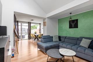 In de rustige Kerkhofstraat in Niel ontdek je deze volledig en energetisch gerenoveerde woning met een ruime garage en aparte studio bovenop. Een ideale thuis voor een kangoeroewoning of die graag een deel van de lening recupereert door de studio achteraan te verhuren. <br /><br />Bij het binnenkomen kijk je recht door de woning door naar de tuin. Aan de rechterzijde is er de volledige geïnstalleerde keuken, voorzien van alle hedendaagse noden. <br />Verder door is e de eerste badkamer en leefruimte met zicht op de tuin. <br />De woning telt drie volwaardige slaapkamers en twee moderne badkamers, waardoor elk gezinslid over voldoende privacy beschikt. <br /><br />Ook aan duurzaamheid is gedacht: de woning is uitgerust met zonnepanelen en een warmtepomp, wat niet alleen je energiefactuur verlaagt maar ook garant staat voor een toekomstgerichte levensstijl.<br /><br />Achteraan vind je een ruime garage die plaats biedt aan wagen, fietsen en hobby’s. Bovenop de garage werd een aparte studio ingericht, ideaal als werkruimte, verhuur of voor een kangoeroewoning.<br /><br />De ligging in Niel combineert rust met bereikbaarheid. Je woont hier op wandelafstand van buurtwinkels, scholen en het station. Voor wie houdt van natuur ligt de Scheldedijk vlabkij. Tegelijk ben je met de wagen of het openbaar vervoer snel in Antwerpen of Brussel.<br /><br />Een energiezuinige woning, een slimme indeling én een extra studio: dit is een kans die je niet wil missen.
