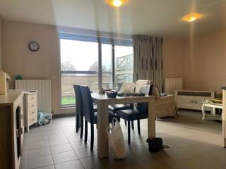 Dit verzorgd appartement op de eerste verdieping is gunstig gelegen in Sint-Lenaerts, met een vlotte verbinding naar het centrum en de omliggende invalswegen.. De indeling omvat een inkomhal met gastentoilet, een aangename leefruimte met open keuken en een praktische berging. Verder zijn er twee slaapkamers, waaronder één ruime slaapkamer en een tweede, kleinere slaapkamer die ideaal is als kinderkamer, bureau of dressing, evenals een comfortabele badkamer. Het grote terras vormt een fijne buitenruimte om in alle rust te genieten. Daarnaast beschikt het appartement over een autostaanplaats en is er een gemeenschappelijke fietsenberging aanwezig. Een praktisch en comfortabel appartement, ideaal voor wie gelijkvloers wil wonen op een goed bereikbare locatie.