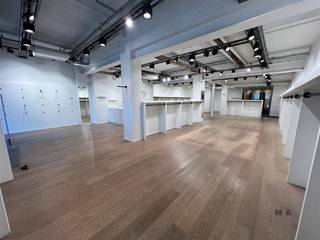 instapklaar winkelpand gelegen op AAA-ligging. Airco, verlichtingsarmaturen, alarm, paskamers, rekken aanwezig.  Onmiddellijk vrij. Voor...