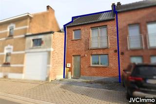 Composition :Sous-sol: hall/dégagement : 6,90 m², WC indépendant : 2,20 m², cave: 8,35 m², buanderie ; 11,58 m².Rez-de-Chaussée : Hall d'entrée :...