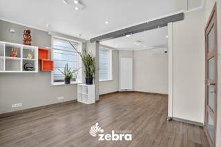 Bij de verkoop van deze woning wordt gewerkt met een START VANAF PRIJS.<br />Elk prijsvoorstel hoger dan deze start vanaf prijs wordt voorgelegd aan de verkoper(s), die dit al dan niet kan aanvaarden<br /><br />In het hart van het landelijke Koolskamp, op de hoek van de Tieltsestraat en de rustige Molenwegel, vind je deze charmante halfopen woning boordevol ruimte en potentieel. Ze combineert een praktische indeling, voldoende buitenruimte en een rustige ligging met vlotte verbindingen naar de omliggende gemeenten. Doorheen de jaren heen kreeg woning de nodige vernieuwingen, zodat ze vandaag helemaal instapklaar is.<br /><br />Deze halfopen woning ligt op een hoekperceel van 493 m² in een rustige straat in Koolskamp. Je komt binnen via de inkomhal met toegang tot een ruime leefruimte en aansluitend de keuken met zicht op de tuin. Verder op het gelijkvloers bevinden zich een wasplaats, een bureauruimte, een apart toilet en een badkamer met lavabomeubel, douche en ligbad.<br /><br />Op de eerste verdieping zijn er drie volwaardige slaapkamers. Via een vaste trap bereik je de zolderverdieping, waar nog twee extra kamers zijn ingericht – ideaal als bijkomende slaapkamers, bureauruimte of hobbykamer.<br /><br />De woning beschikt over twee garages, beide bereikbaar via de Molenwegel. Eén garage ligt achter de woning en is voorzien van een automatische poort. De tweede garage bevindt zich recht tegenover de woning, aan de overzijde van de Molenwegel, op een bijhorend perceel grond.<br /><br />Tot slot beschikt deze woning over een gunstig EPC-label (203 kWh/(m² jaar)), centrale verwarming op aardgas, geïsoleerd dak, ...<br /><br /><strong>Ook wild geworden van deze thuis?<br />Twijfel niet langer en leg vandaag nog uw bezoek vast!</strong>